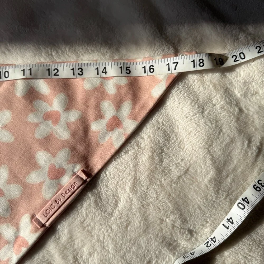 NWT Loic by Design Daisy Heart Pattern Dog Bandana for Valentine's Day, Pink, M